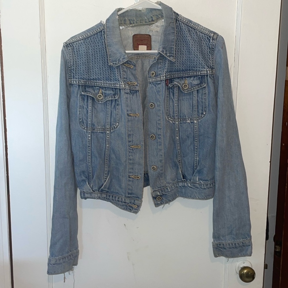 Levi’s distressed denim jean jacket with elbow patches and pockets - Picture 2 of 12